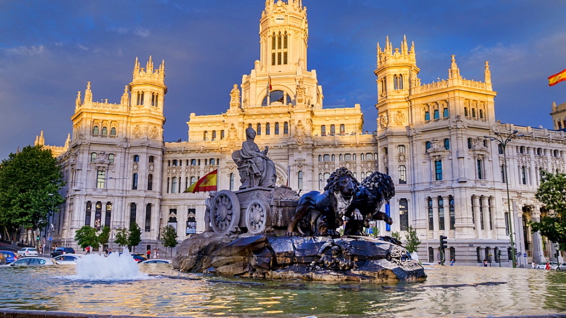 Fountain and Plaza de Cibeles Palace (Palacio de Comunicaciones), Plaza de Cibeles, Madrid, Spain, Europe